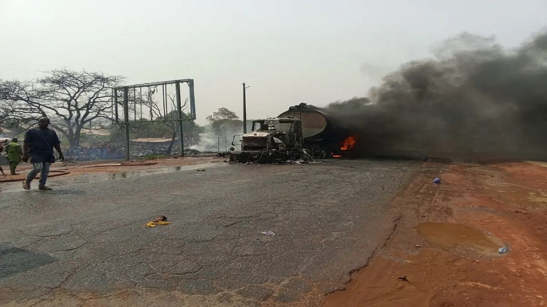 35 muertos y 40 heridos tras explotar un camión de gasolina en Nigeria