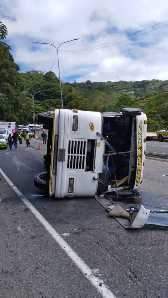 Autobús volcó pasando Tazón