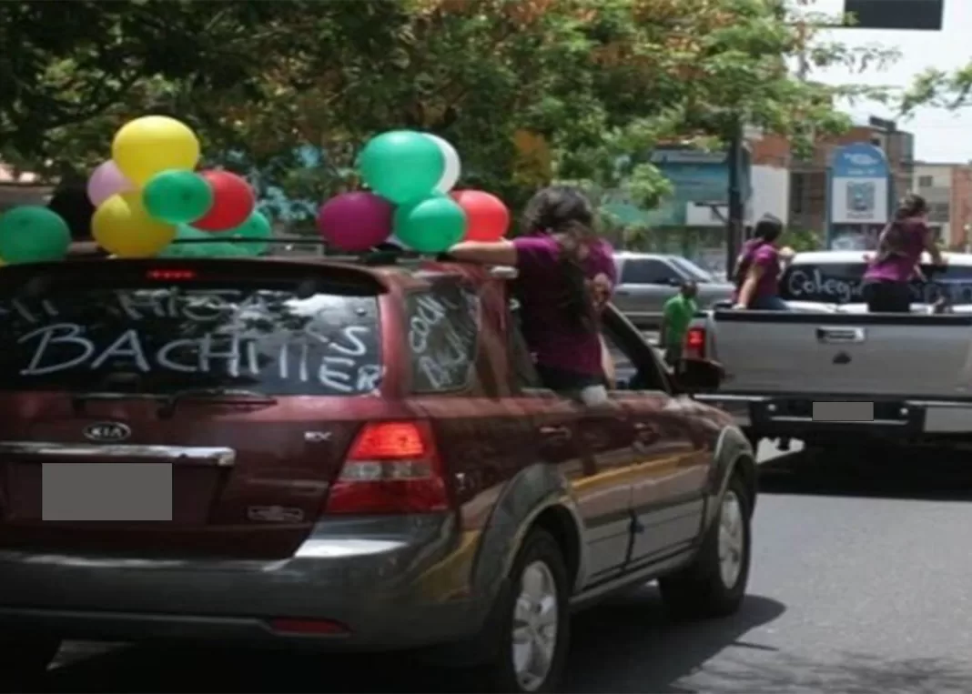 Joven murió caer camión en caravana