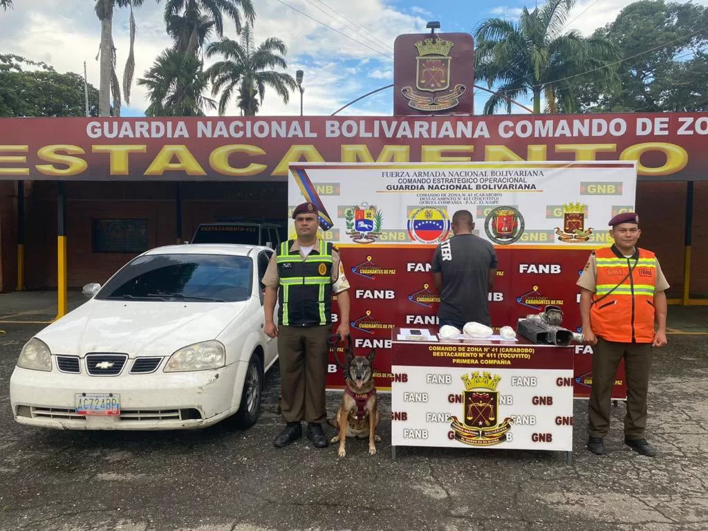 droga ocultos en repuesto de un carro