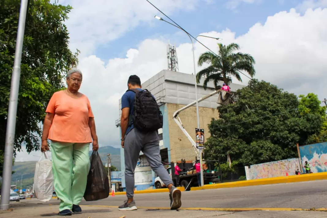 TRANSEÚNTES Y COMERCIANTES EXPRESAN SATISFACCIÓN CON GESTIÓN DE ANA GONZÁLEZ POR REHABILITACIÓN DEL ALUMBRADO EN AV. VALENCIA (4) rehabilitación del alumbrado en Av. Valencia