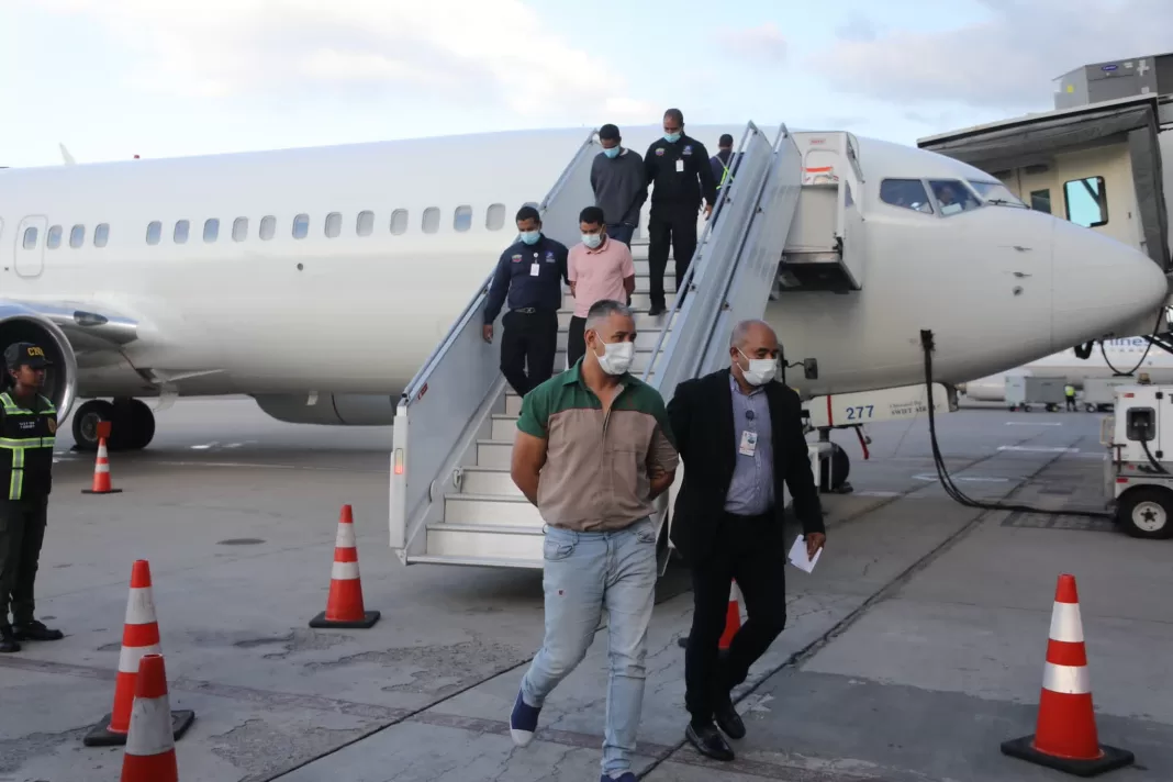 Detuvieron a 3 deportados de Estados Unidos
