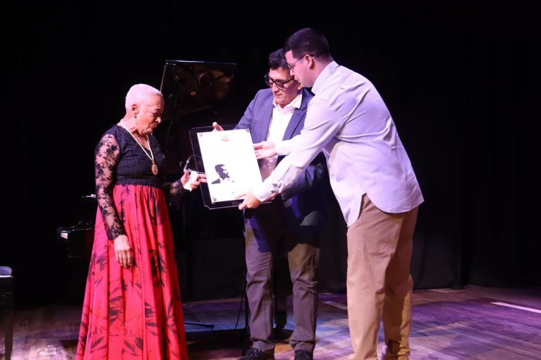 Orden Arturo Michelena maestra Teresita Gómez
