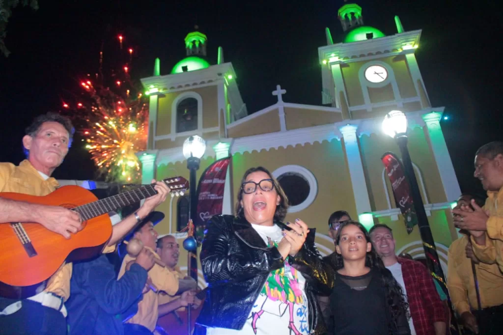 Alcaldesa de Naguanagua Ana González en plaza bolivar