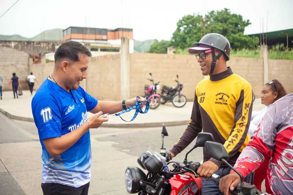 Johan Castañeda impulsa campaña para los motorizados guacara