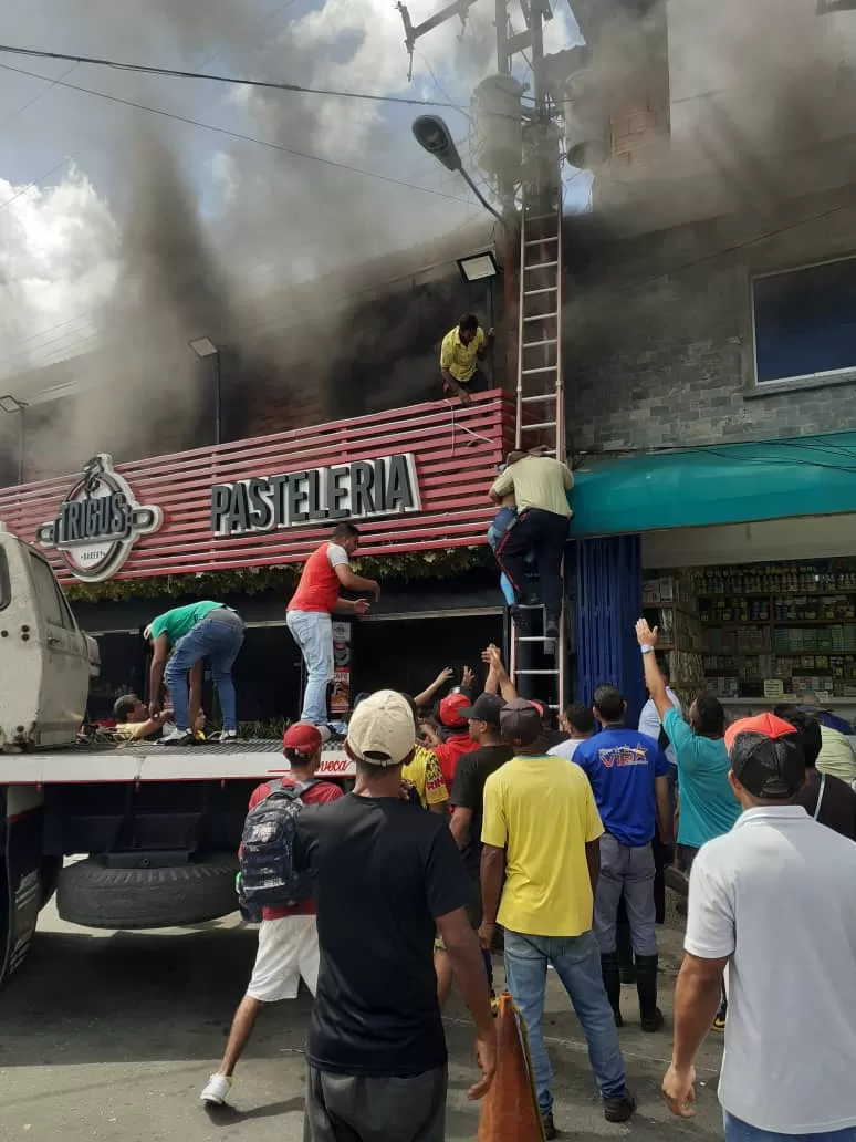 Funcionarios del Cuerpo Bomberos y Policía de Valencia realizaron labores de rescate durante incendio en la avenida Aranzazu (4) funcionarios polivalencia rescate incendio