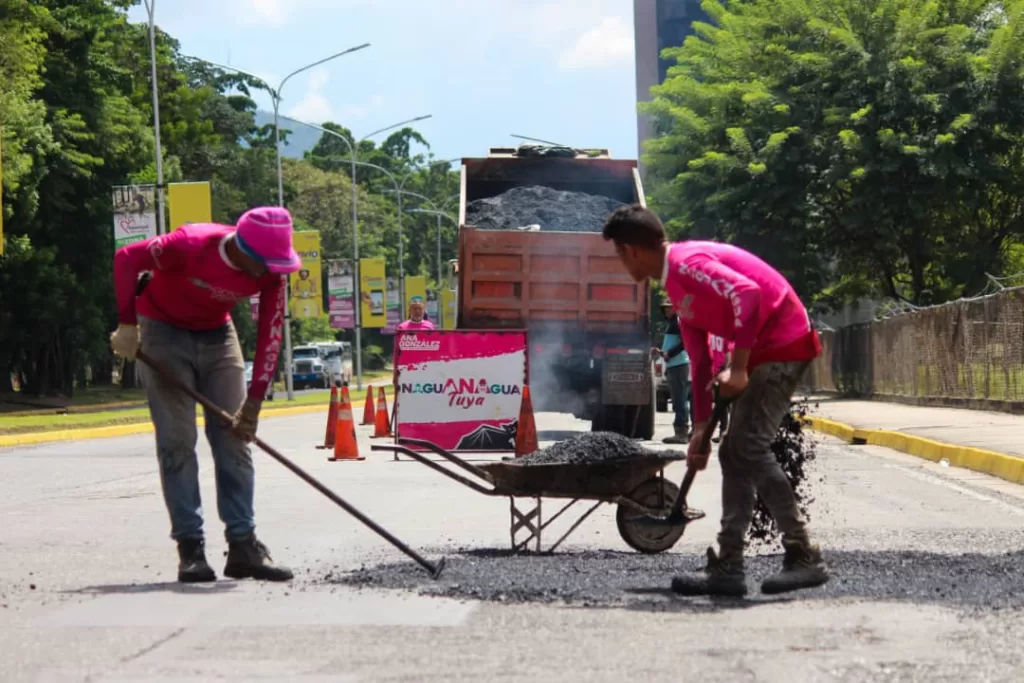 bacheo avenida Salvador Feo La Cruz