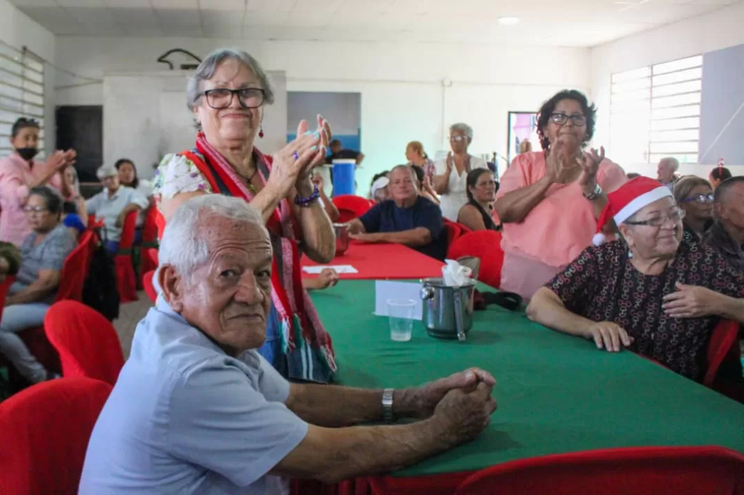 abuelos celebraron Navidad Asilo San Martín de Porres