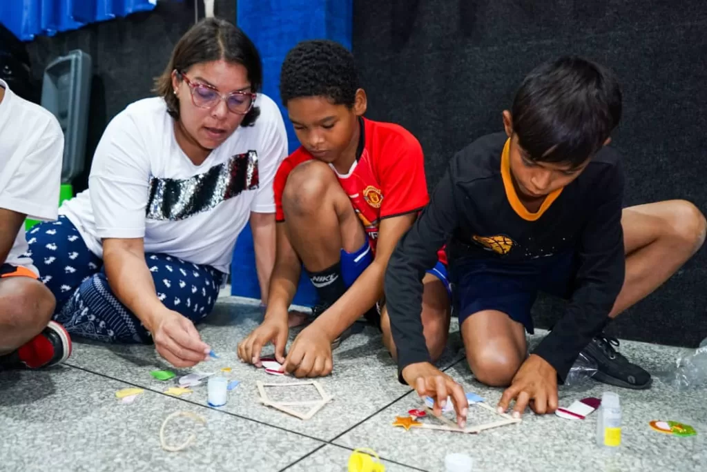 alcaldesa Ana Gonzalez con niños del Don Bosco