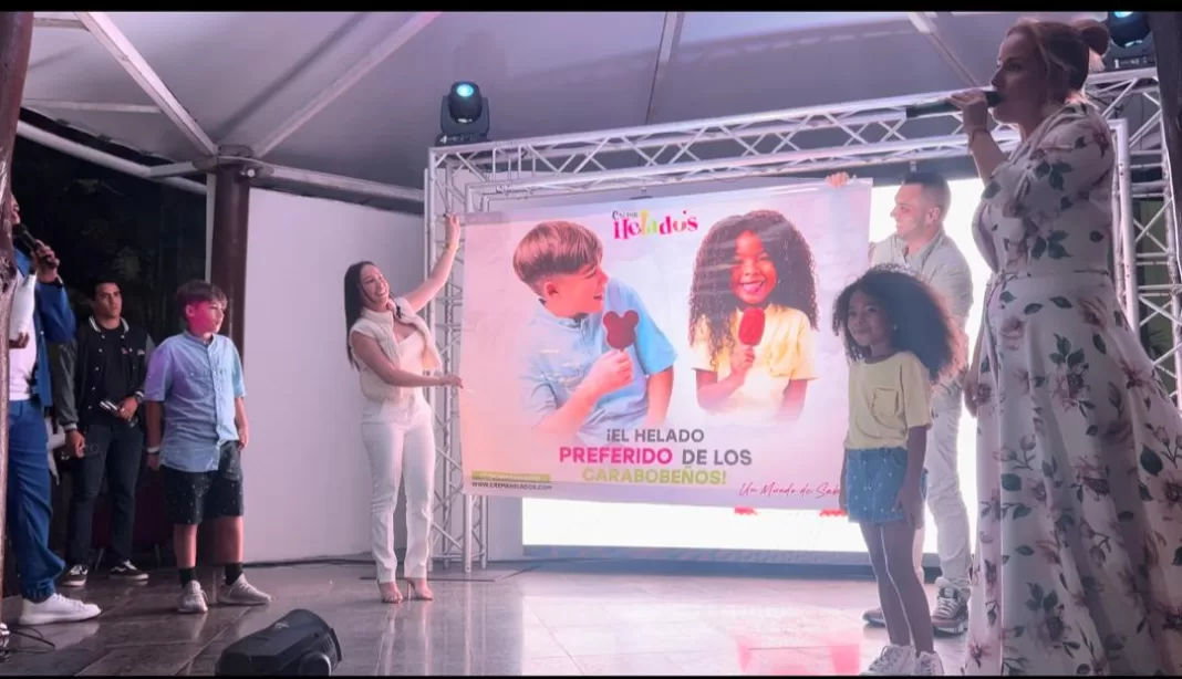 Luz Marina de Toro y Marco Toro muestran la imagen de las vallas comerciales de la empresa crema helados valencia