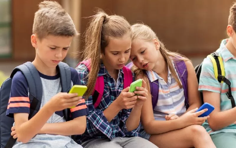 Prohíben menores redes sociales