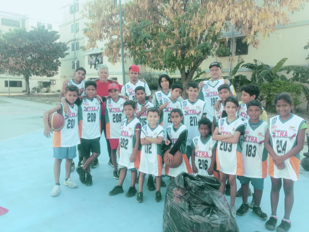 Setra donó uniformes escuela de baloncesto