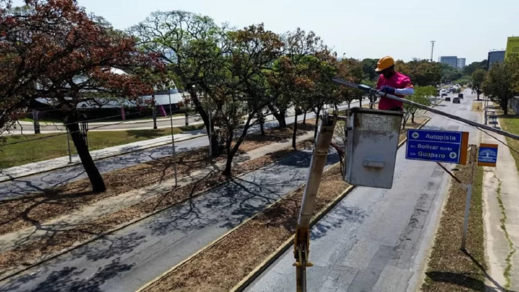 alumbrado avenida Universidad Naguanagua