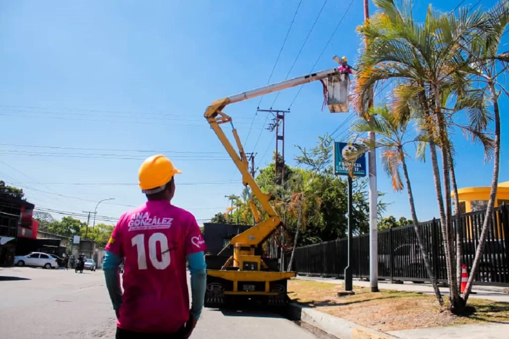 alumbrado avenida Universidad Naguanagua