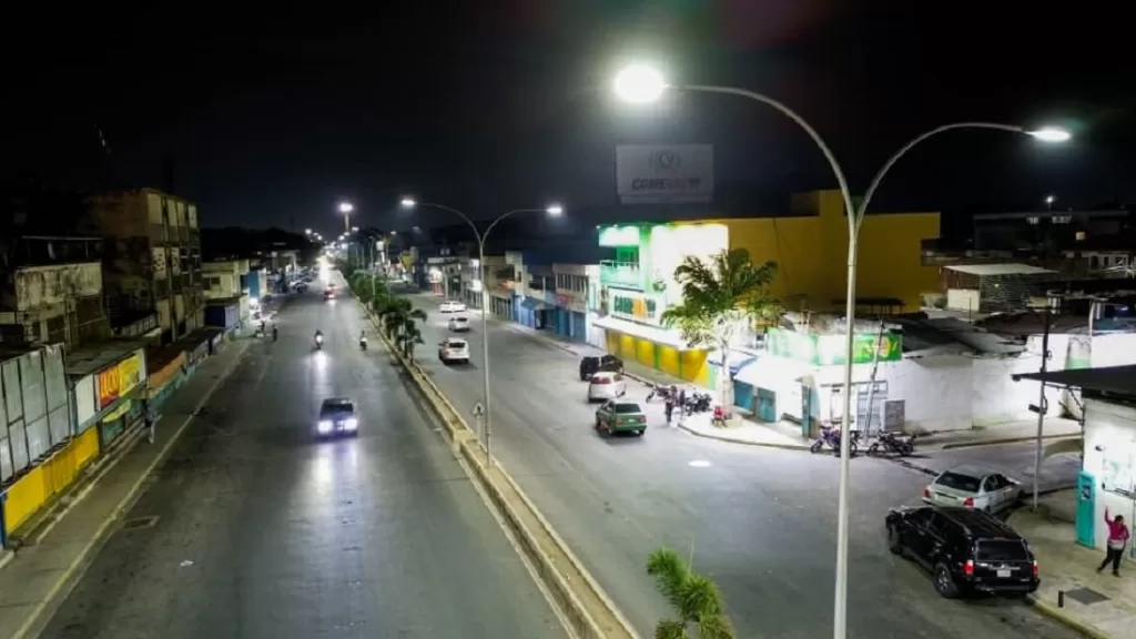alumbrado avenida Universidad Naguanagua