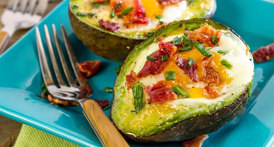 Aguacates rellenos con queso y tocineta