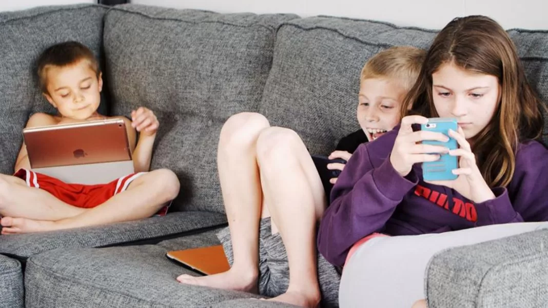 Comprar el primer teléfono a un niño