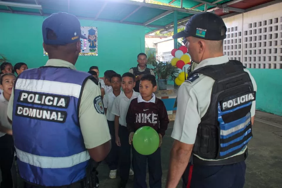 El Policía va a la Escuela