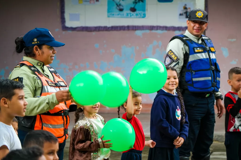 El Policía va a la Escuela