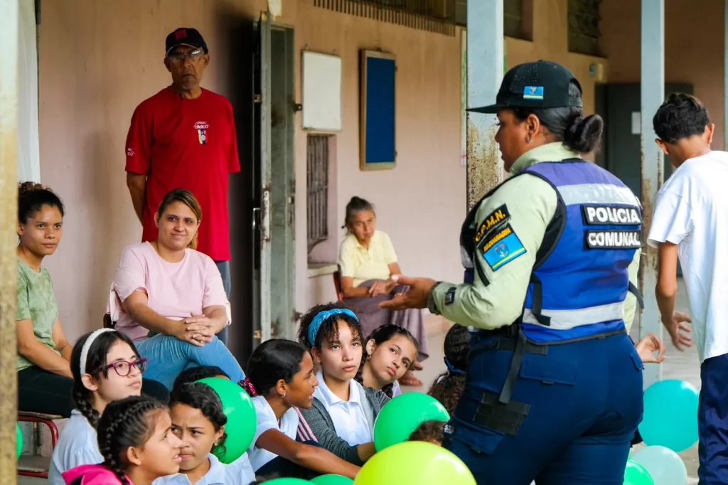El Policía va a la Escuela
