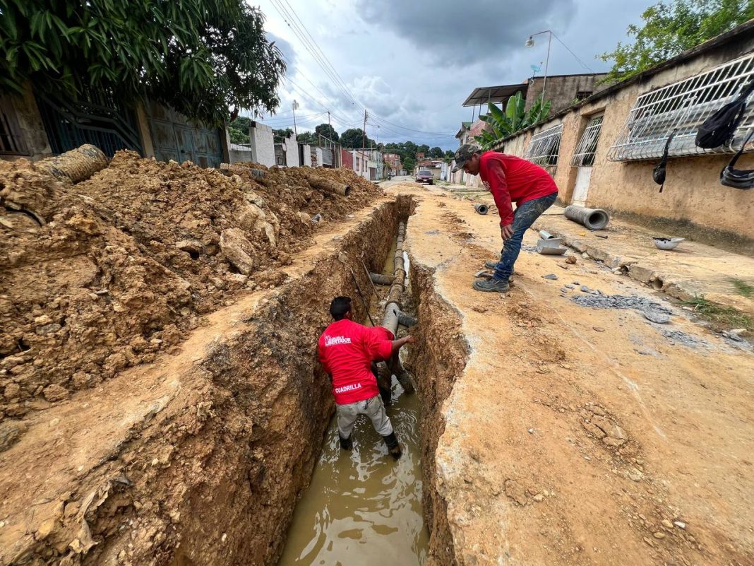 sustituyen tubería de aguas servidas en Libertador