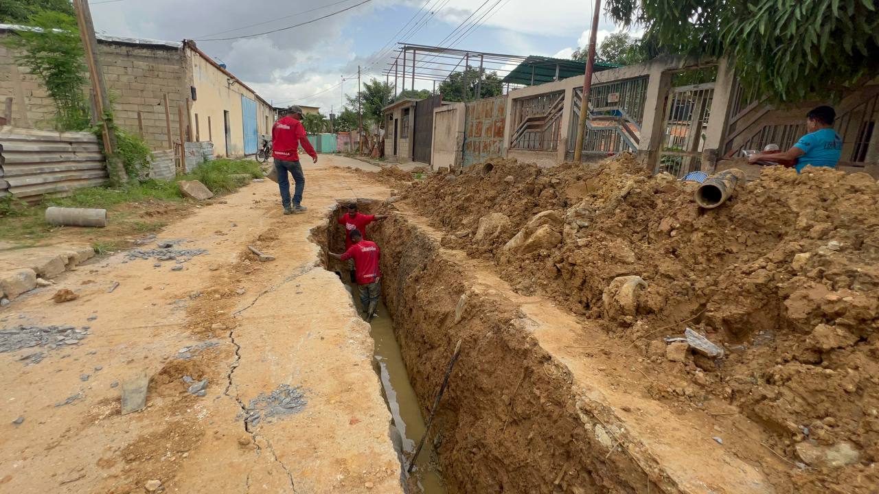 sustituyen tubería de aguas servidas en Libertador