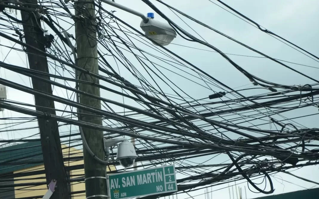 niñas cable eléctrico casa