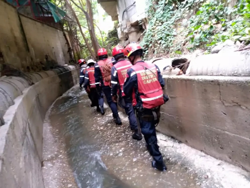adolescente arrastrado quebrada