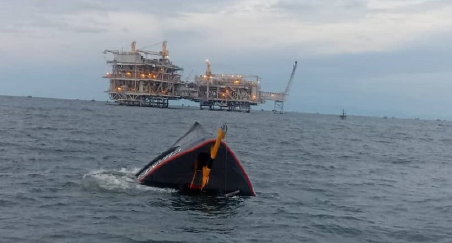 hundimiento embarcación petrolera