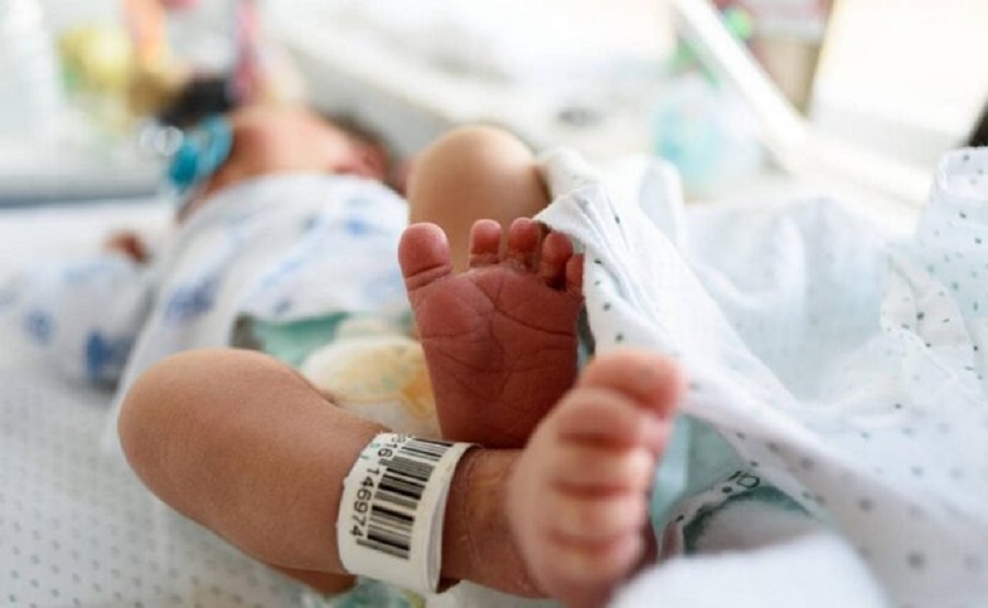 Bebé hospitalizado padre