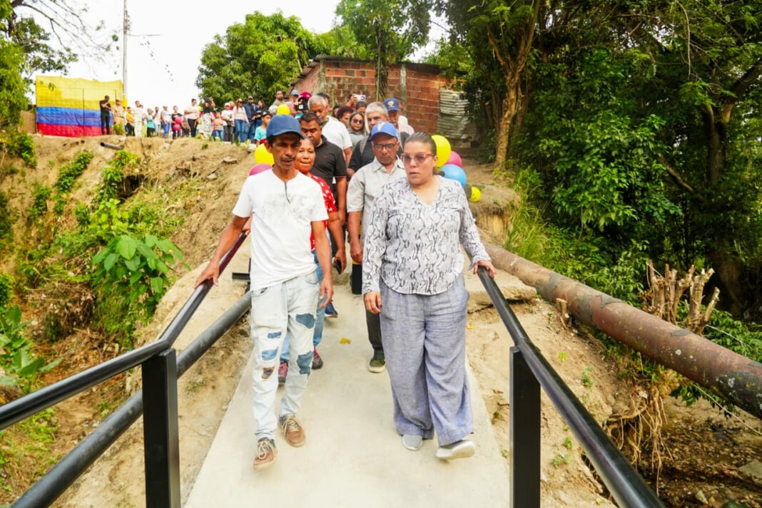 Alcaldesa Ana González y Comuna Manuel Atanasio Girardot Díaz inauguran nueva caminería y pasarela en Colinas de Girardot (2) Alcaldesa Ana González pasarela en Colinas de Girardot