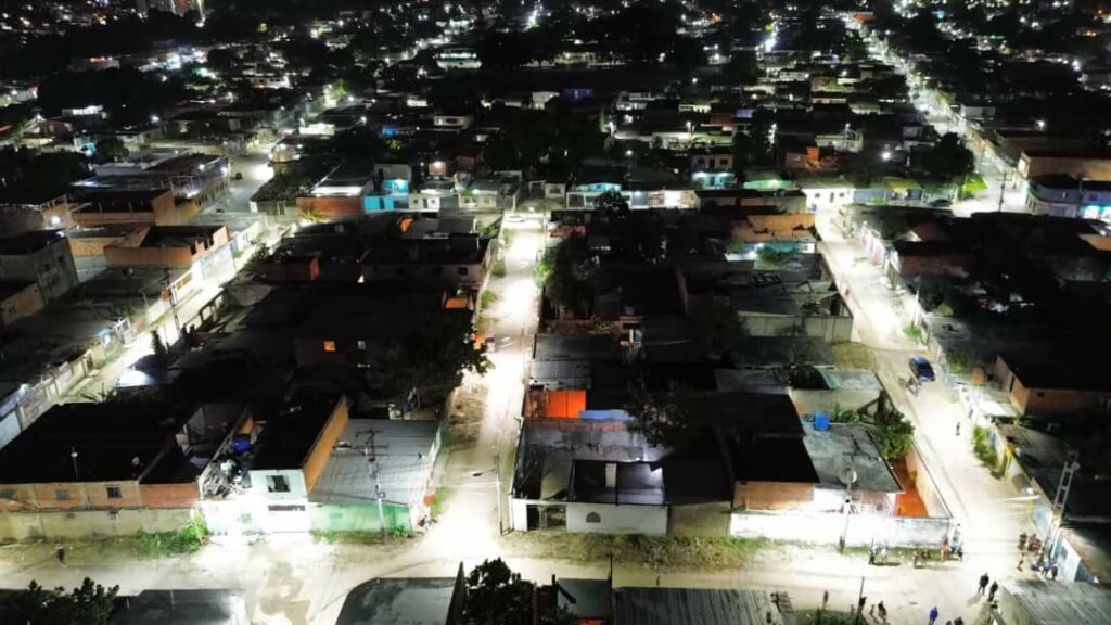 alumbrado en comunidad Simón Bolívar II de Naguanagua