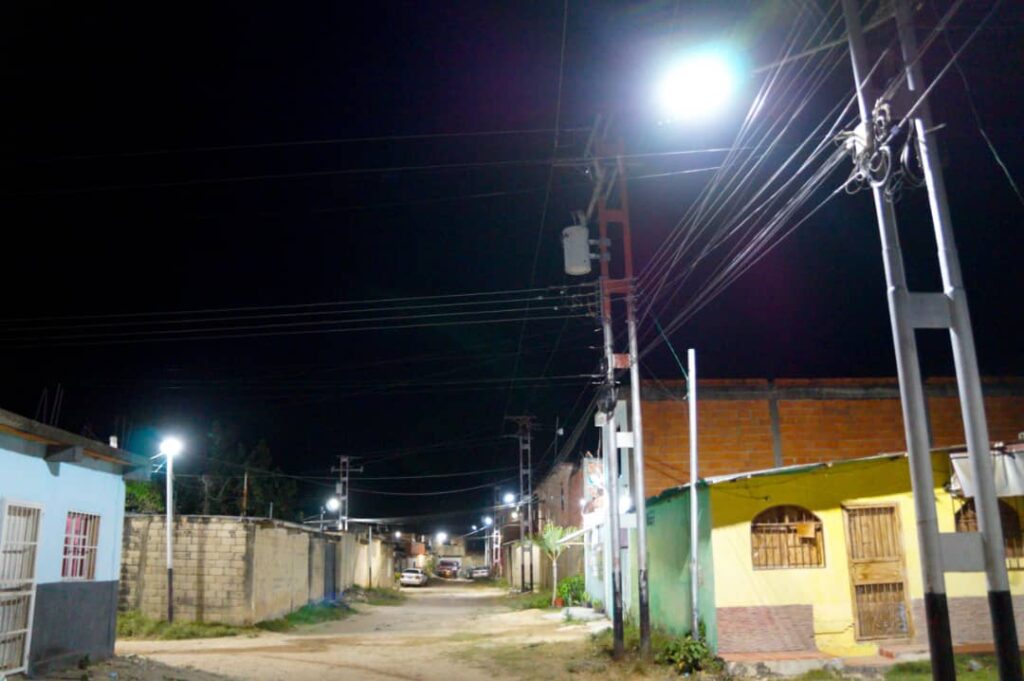 alumbrado en comunidad Simón Bolívar II de Naguanagua