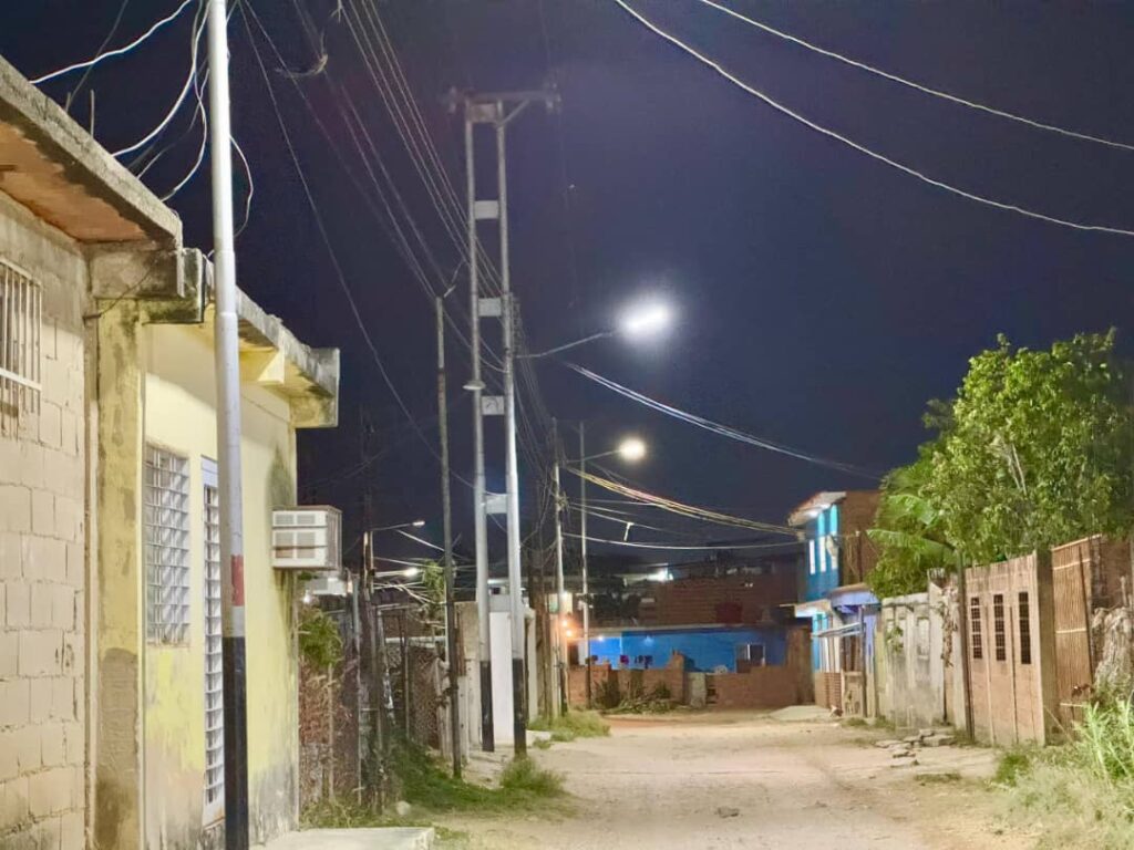 alumbrado en comunidad Simón Bolívar II de Naguanagua