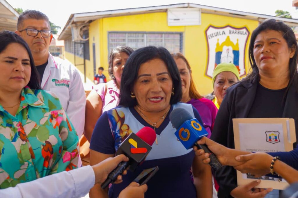 directora de la Escuela Bárbula, Lazdany Chiquito