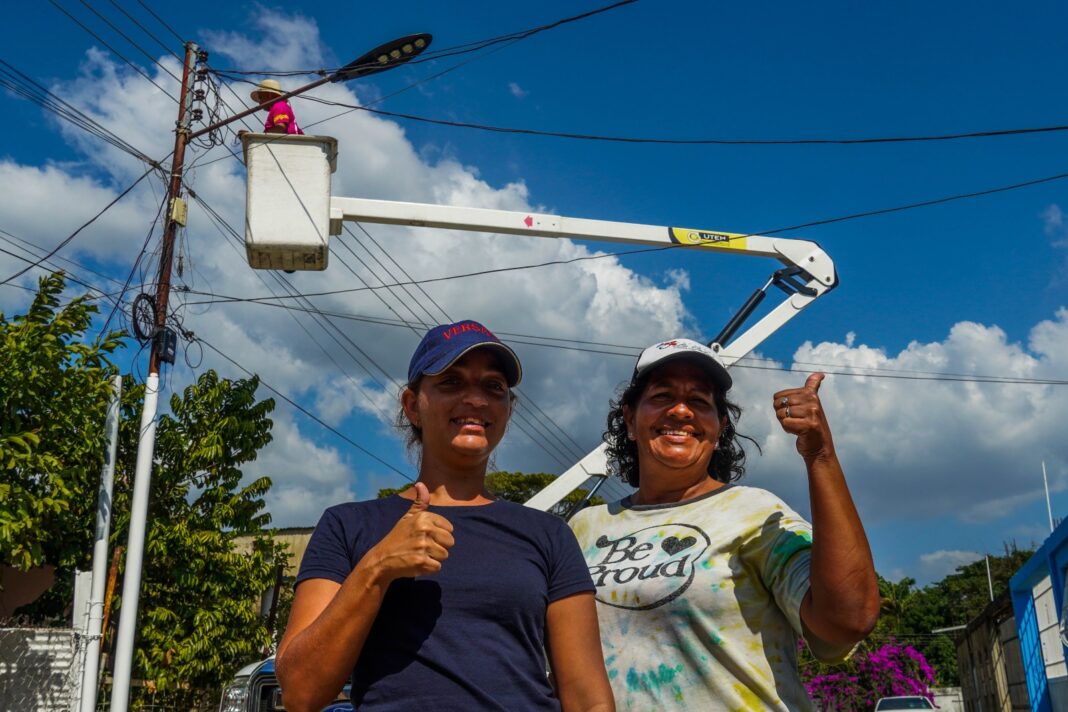 Gobernador Lacava y alcaldesa Ana González benefician a familias en Simón Rodríguez y Brisas de González Plaza con instalación de lámparas LED (8) Brisas de González Plaza con instalación de lámparas LED