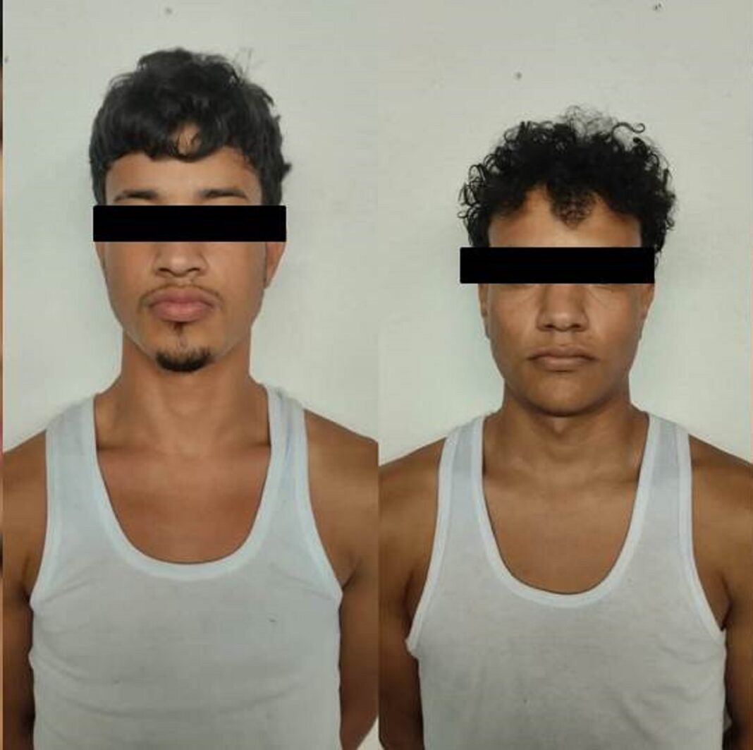 por no aceptar el coqueteo de tres hombres