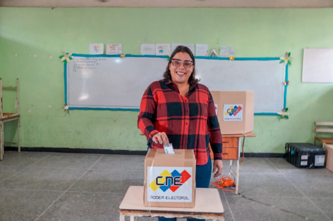 Alcaldesa Ana González votación simulacro