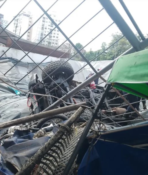 carro cayó sobre una feria de verduras