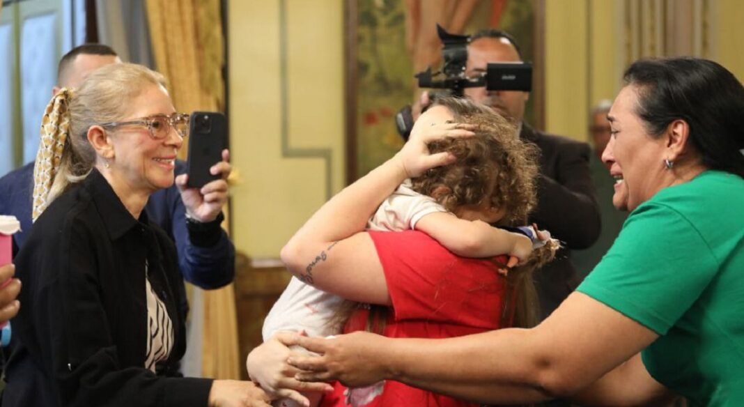 niña Maikelys Espinoza