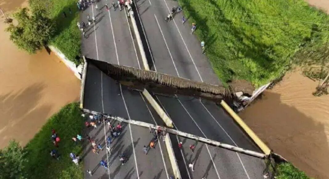 paso vehicular Autopista José Antonio Páez 