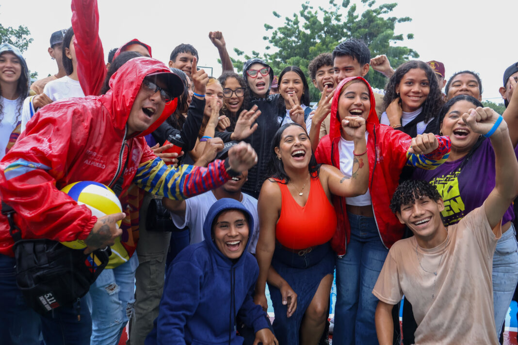 Elizabeth Niño reinauguración cancha Terrazas de Paramacay