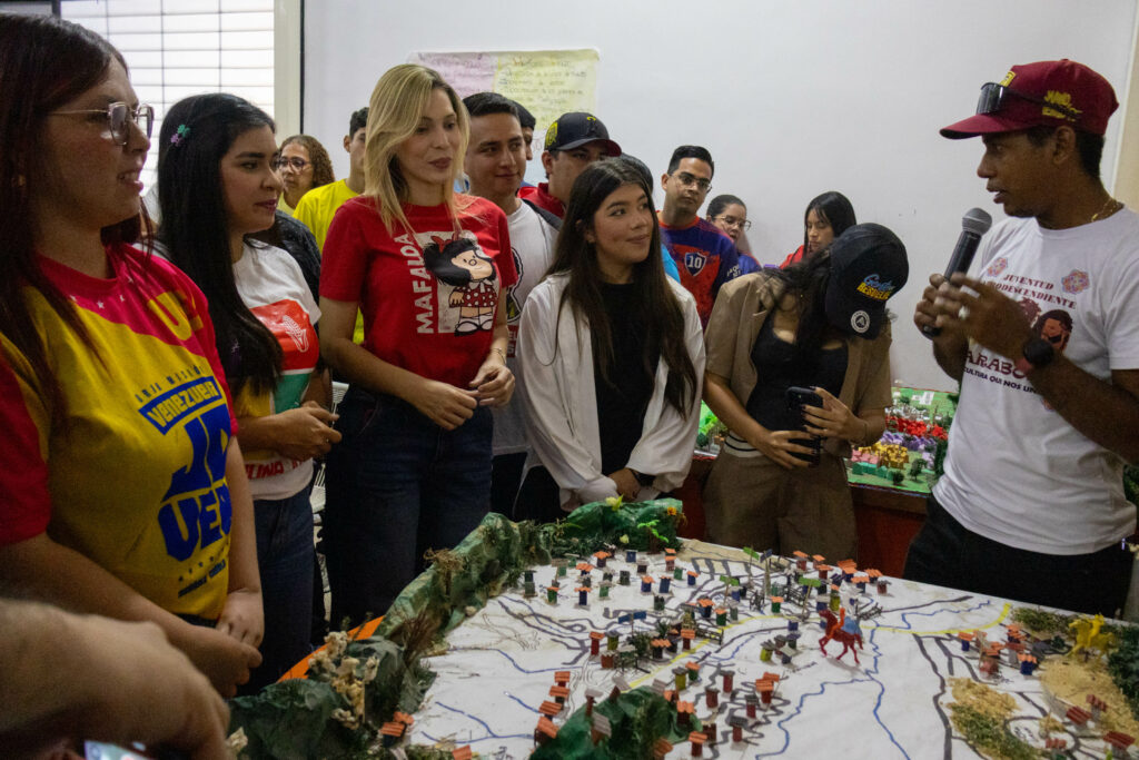Elizabeth Niño recorre comunidades de Naguanagua