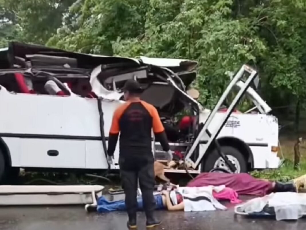 Cuatro personas mueren camioneta