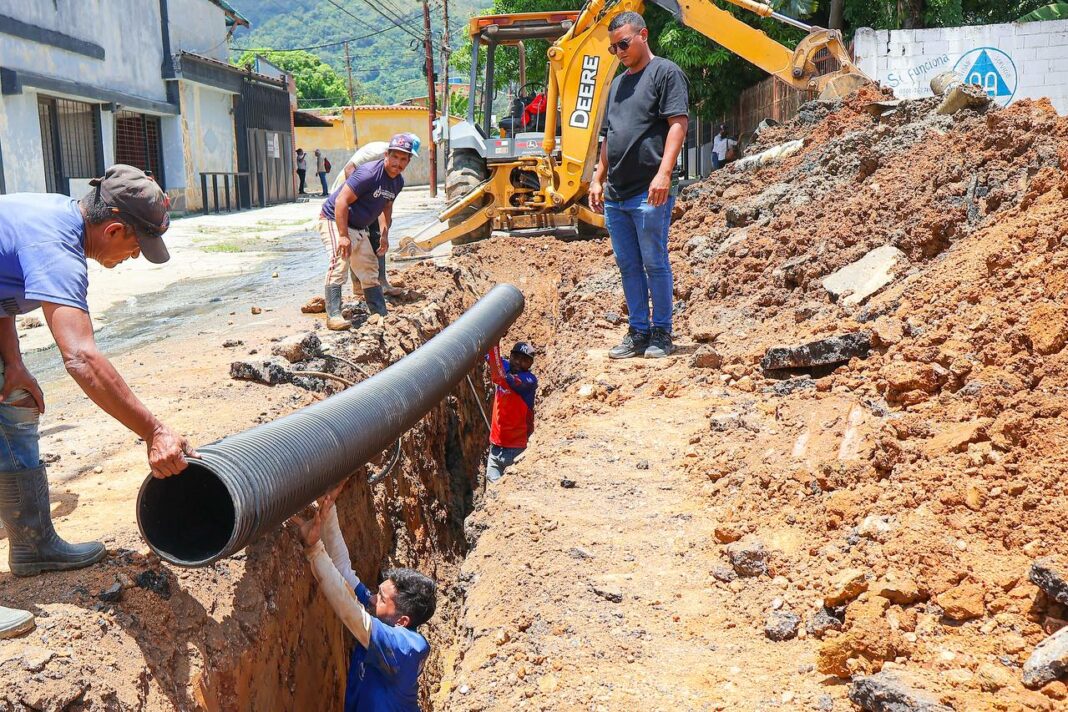 Alcaldesa Elizabeth Niño supervisó trabajos de sustitución de tuberías en la avenida 190 (4) sustitución de tuberías en la avenida 190
