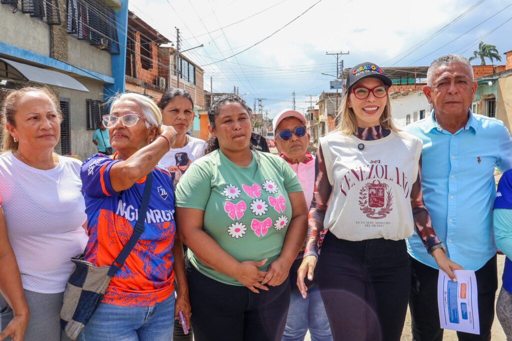 alcaldesa Elizabeth Niño en la calle Las Marías