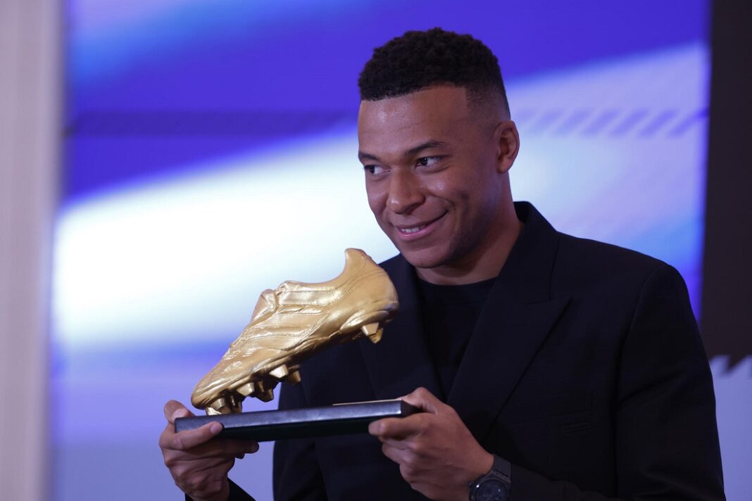 El delantero francés del Real Madrid Kylian Mbappé recibe en el palco del Santiago Bernabéu la Bota de Oro Kylian Mbappé Bota Oro