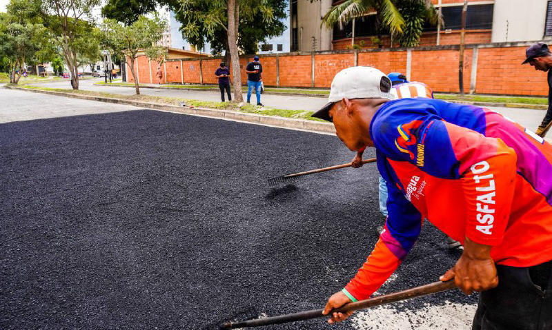 Alcaldesa Elizabeth Niño asfaltado