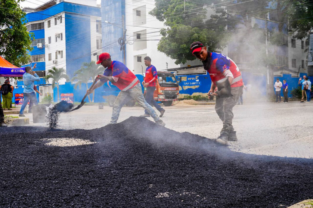 Alcaldesa Elizabeth Niño asfaltado