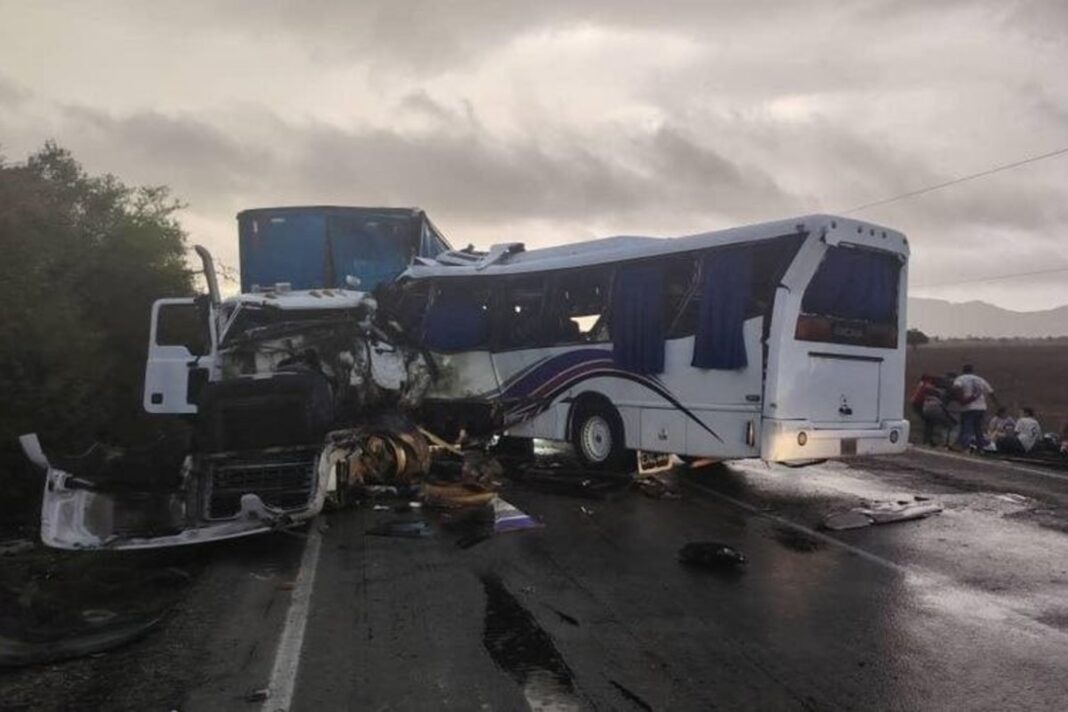 Accidente entre autobús y gandola Anzoátegui
